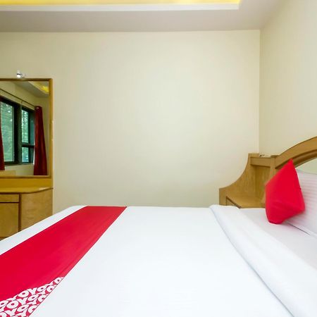 Hotel New Uttam Hira Palace Нашик Екстериор снимка