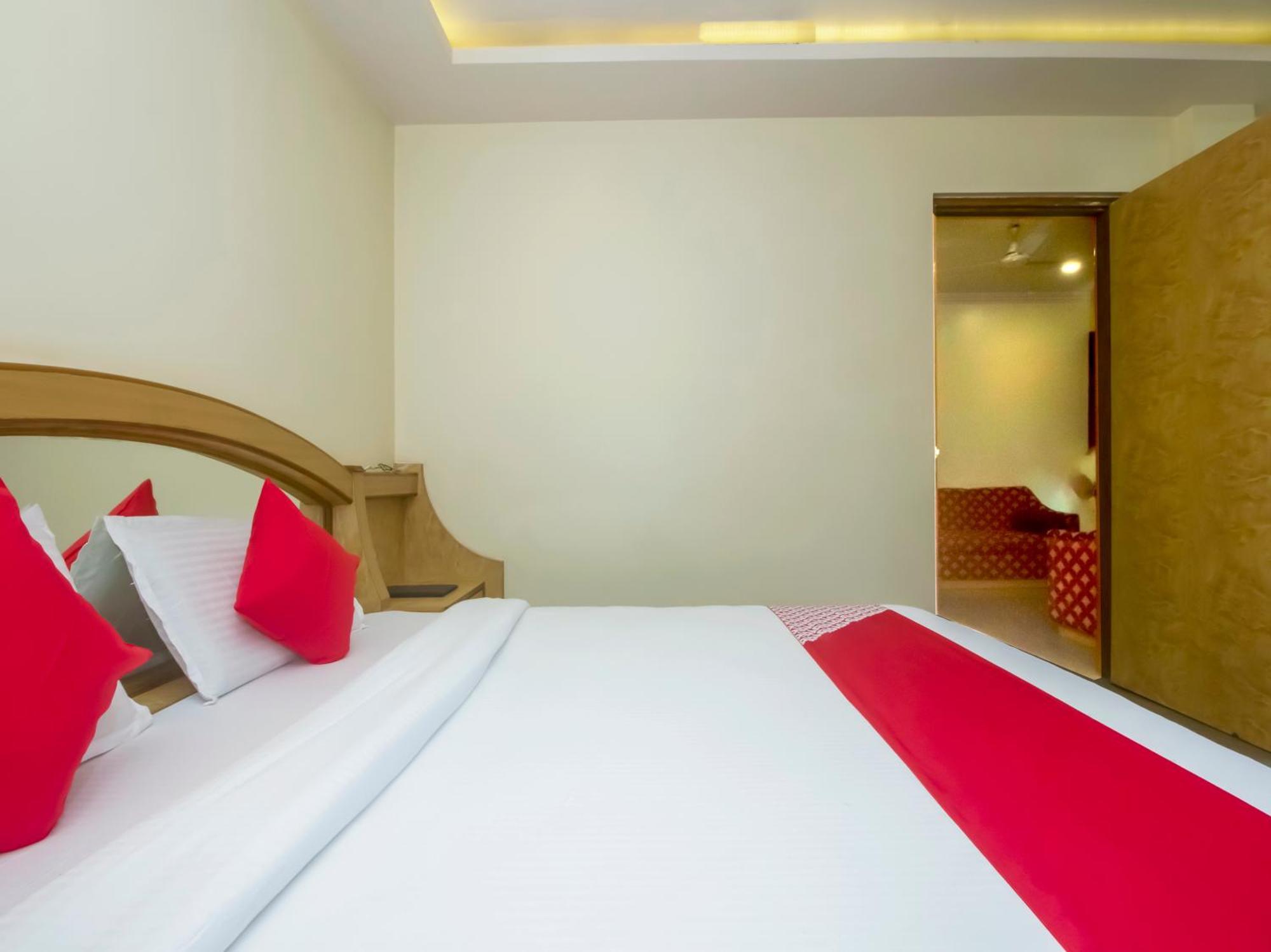 Hotel New Uttam Hira Palace Нашик Екстериор снимка