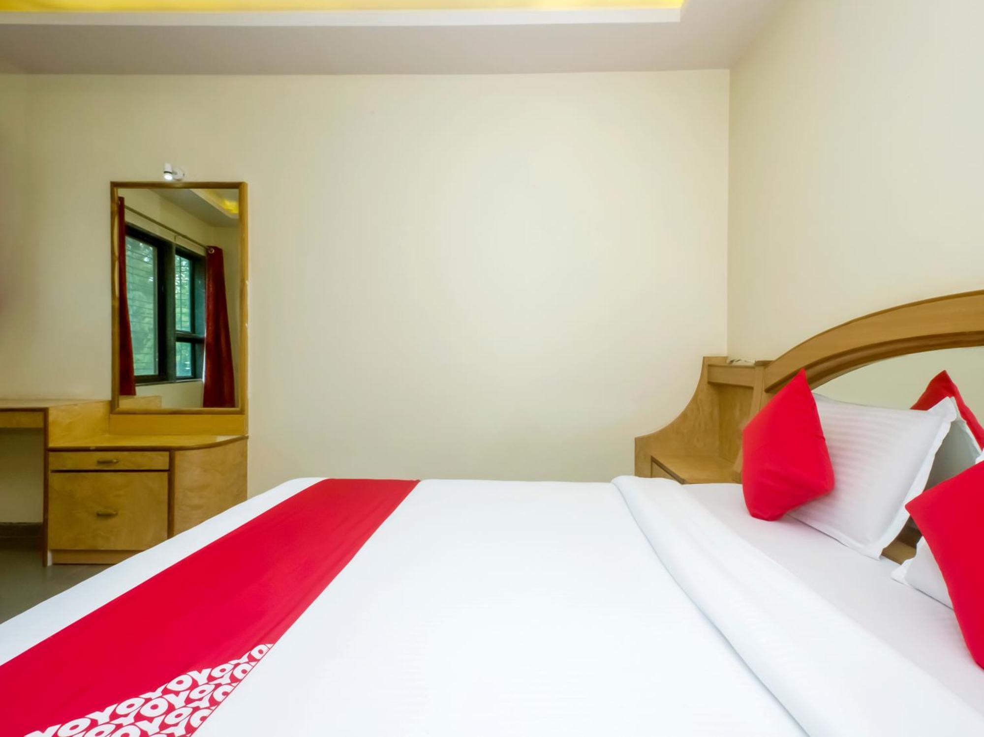 Hotel New Uttam Hira Palace Нашик Екстериор снимка