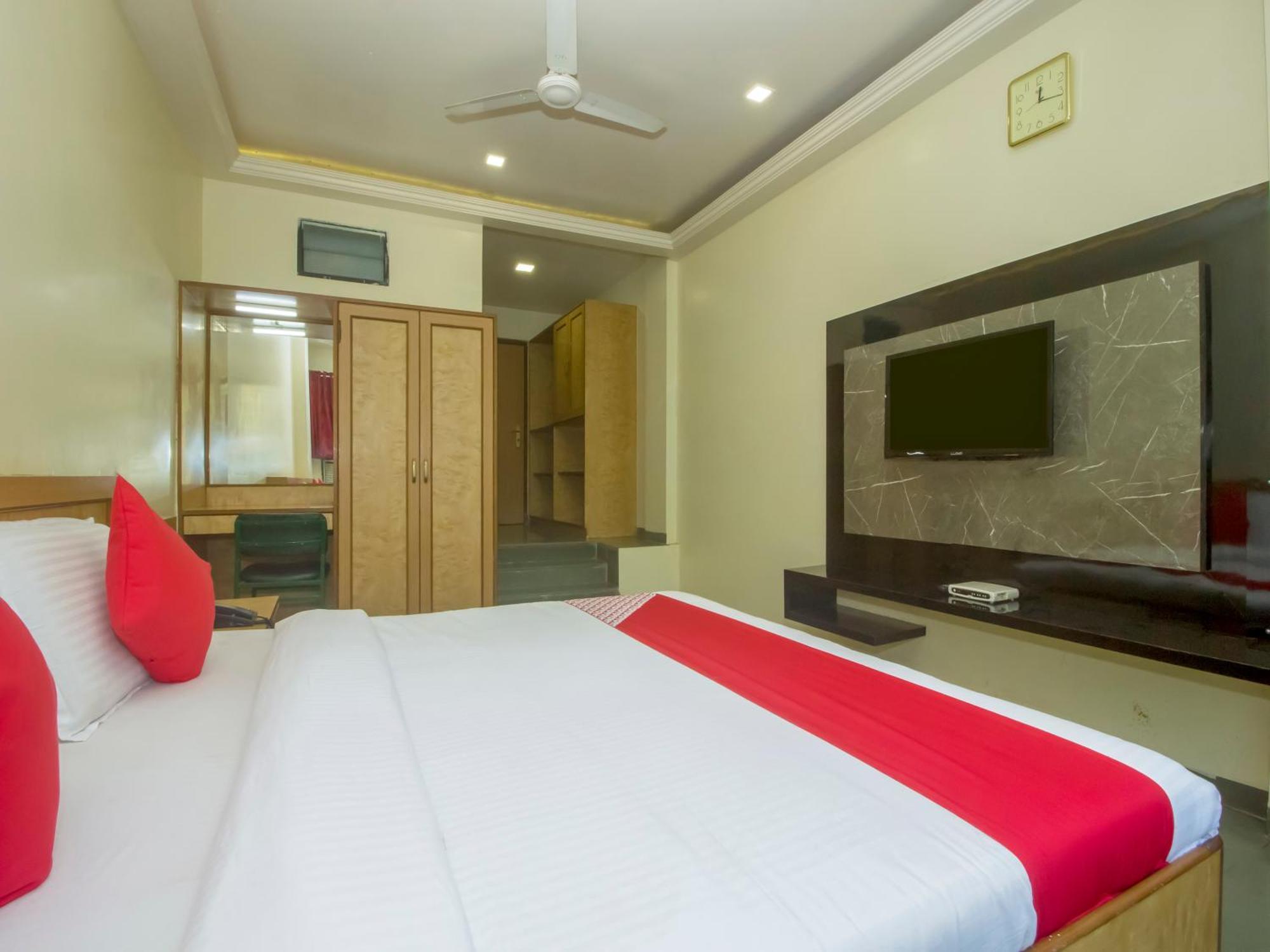 Hotel New Uttam Hira Palace Нашик Екстериор снимка