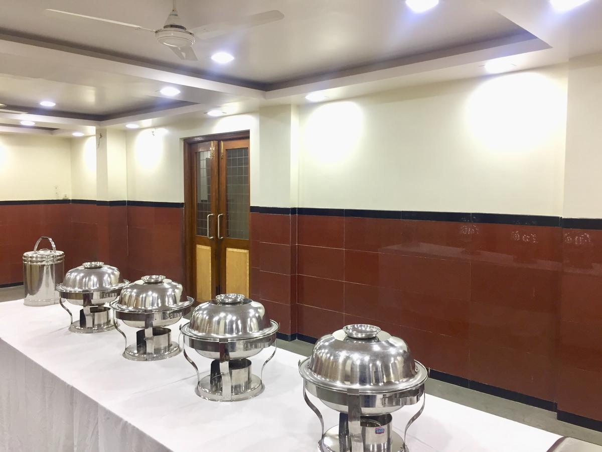 Hotel New Uttam Hira Palace Нашик Екстериор снимка