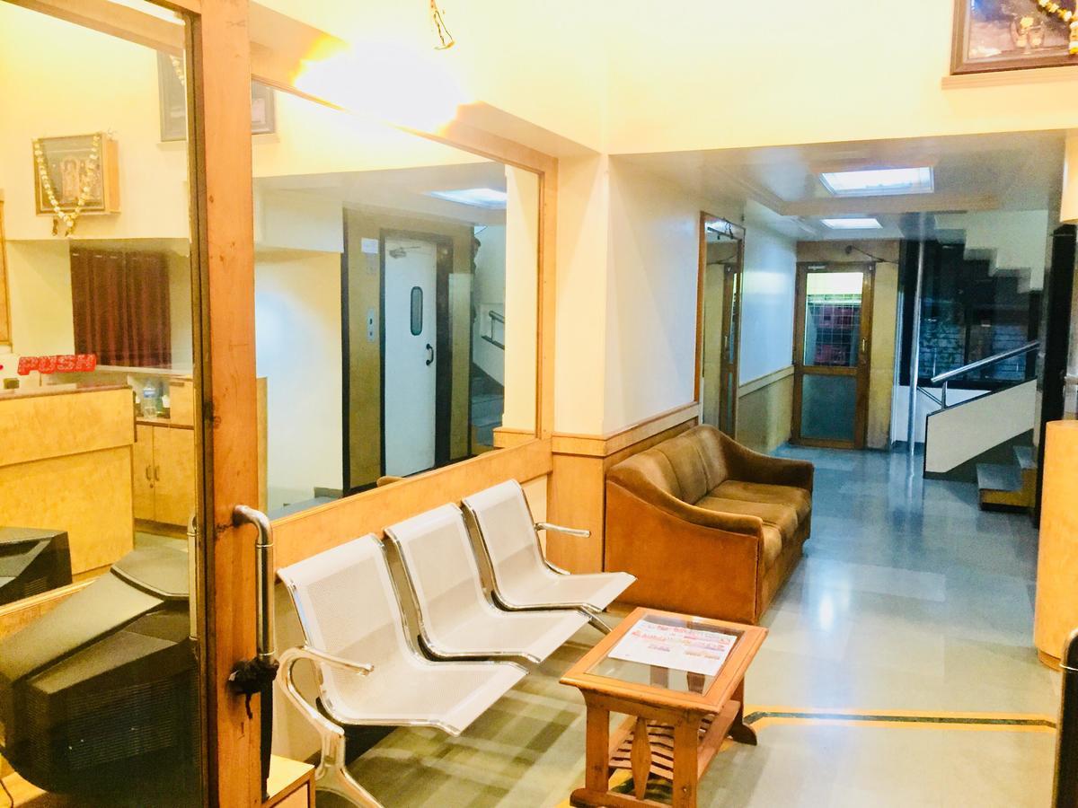 Hotel New Uttam Hira Palace Нашик Екстериор снимка