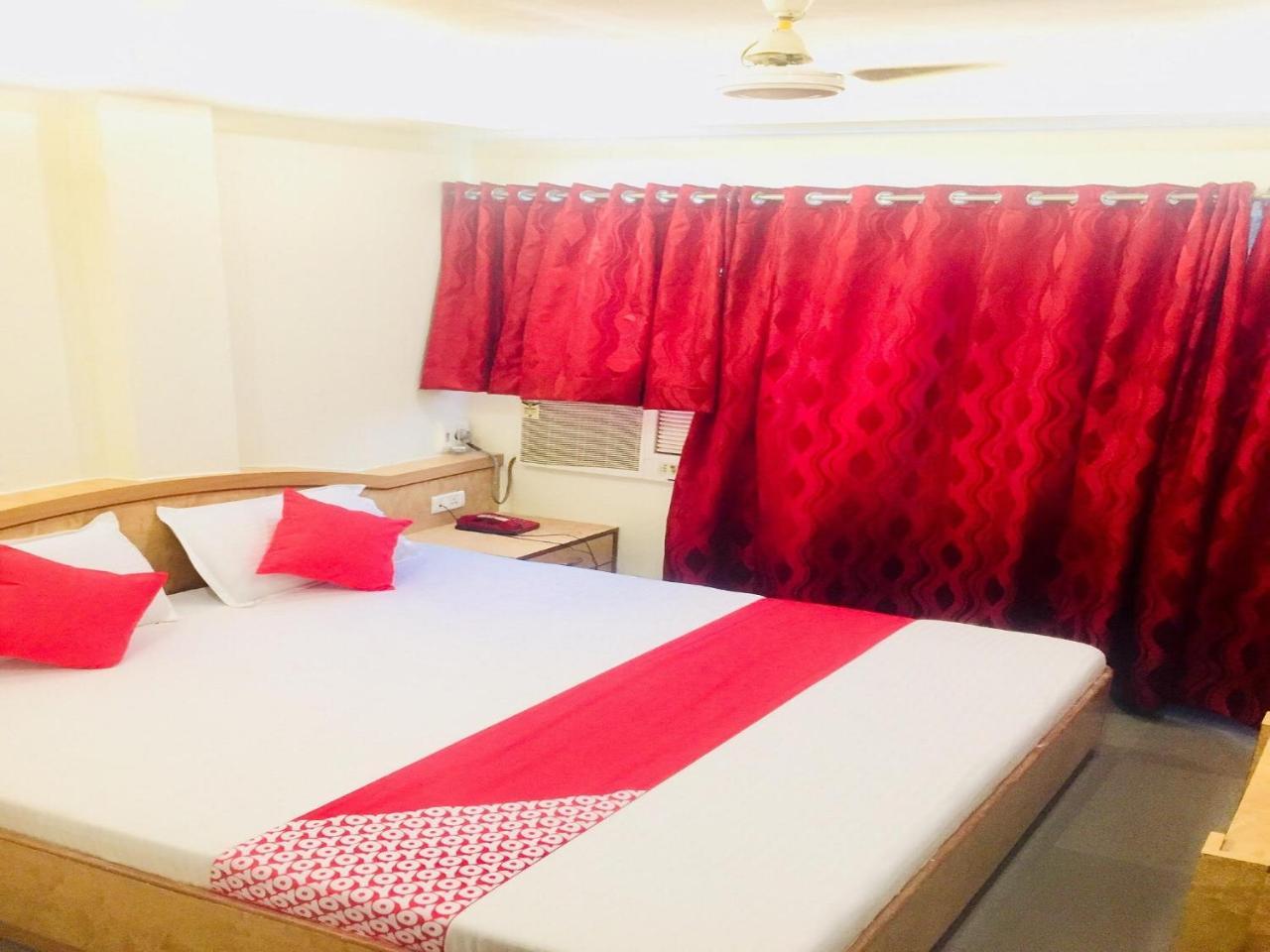 Hotel New Uttam Hira Palace Нашик Екстериор снимка